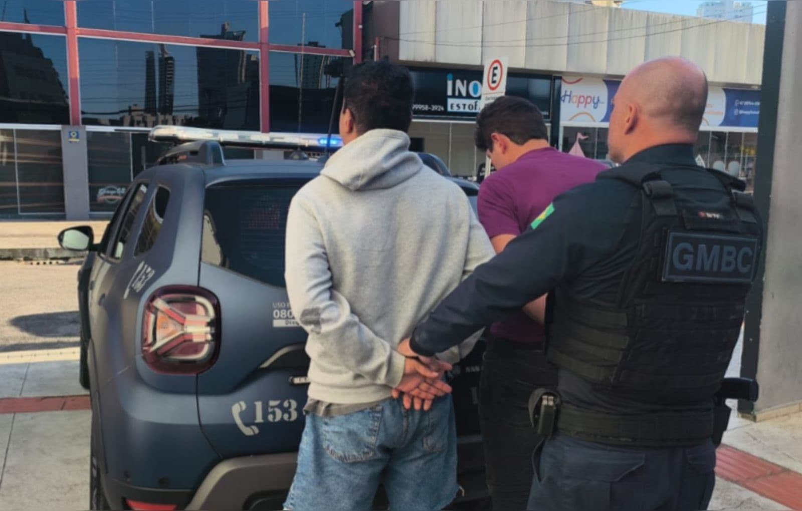 Dois homens bêbados são presos após espancar gari em Balneário Camboriú