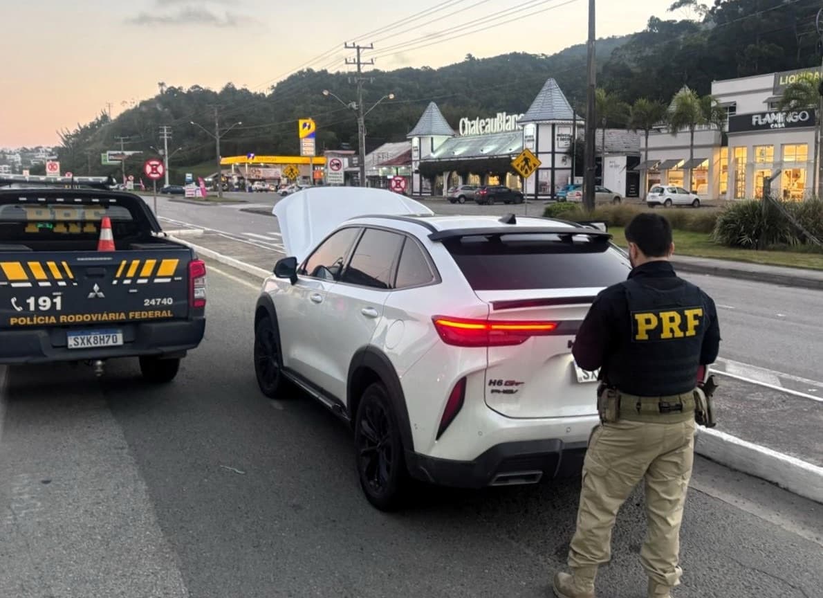 Homem compra SUV de luxo pela internet por R$ 52 mil e é preso dirigindo carro roubado