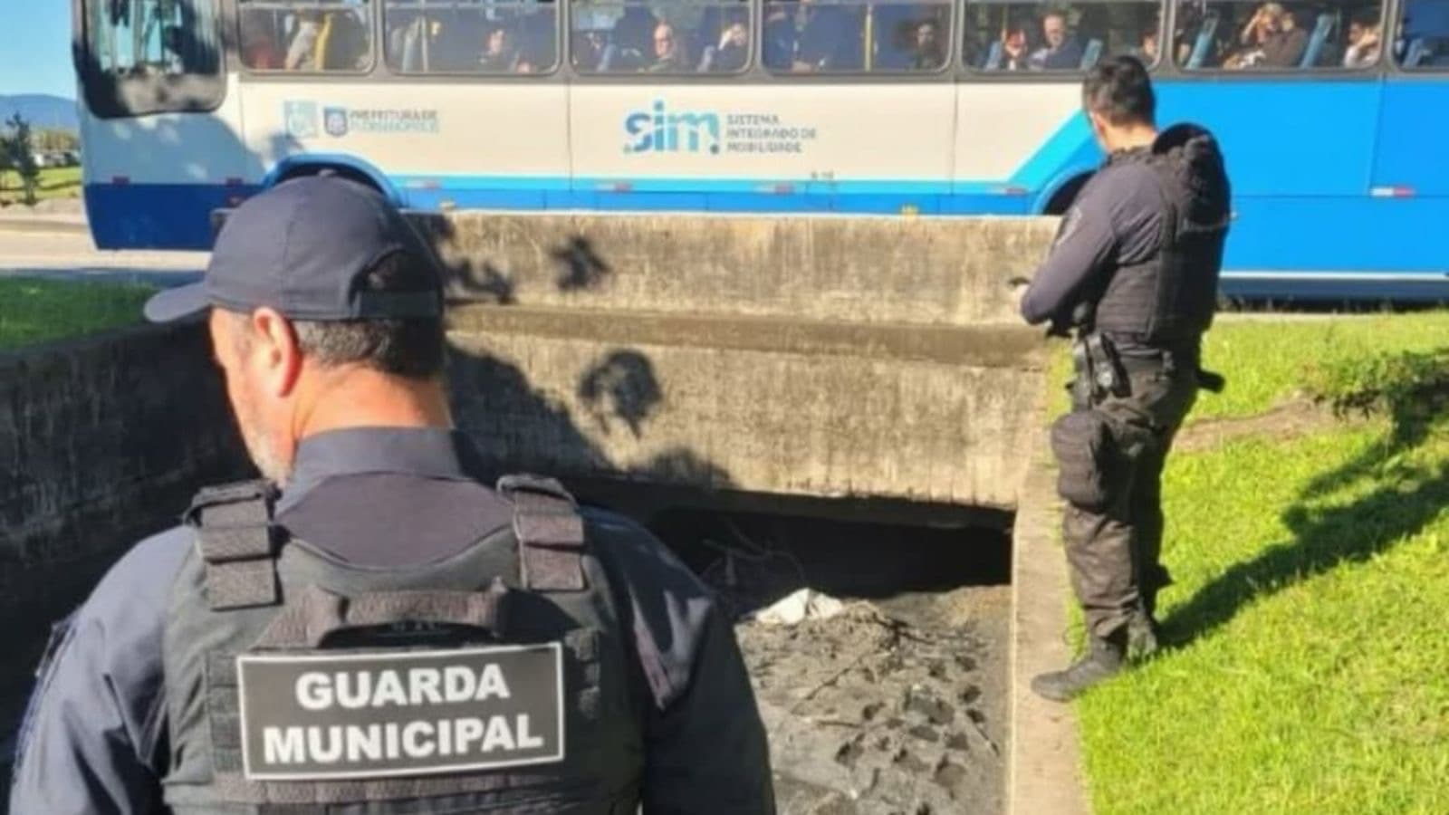 Passageiros de ônibus se assustam ao ver corpo jogado em vala de Florianópolis