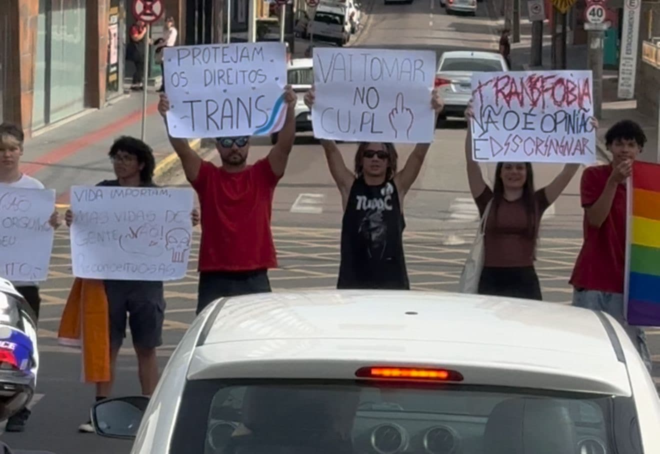Protesto em Tubarão termina com adolescente detido após xingar assessor de deputada