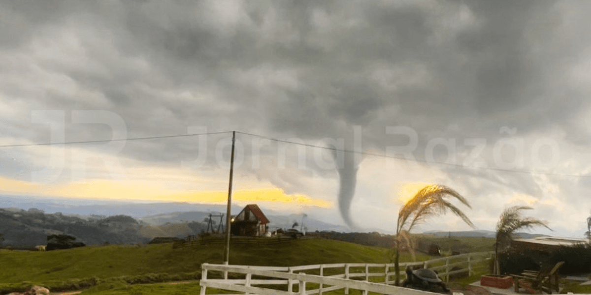 Fenômeno impressionante: tornado toca o solo em Santa Catarina em fotos de tirar o fôlego
