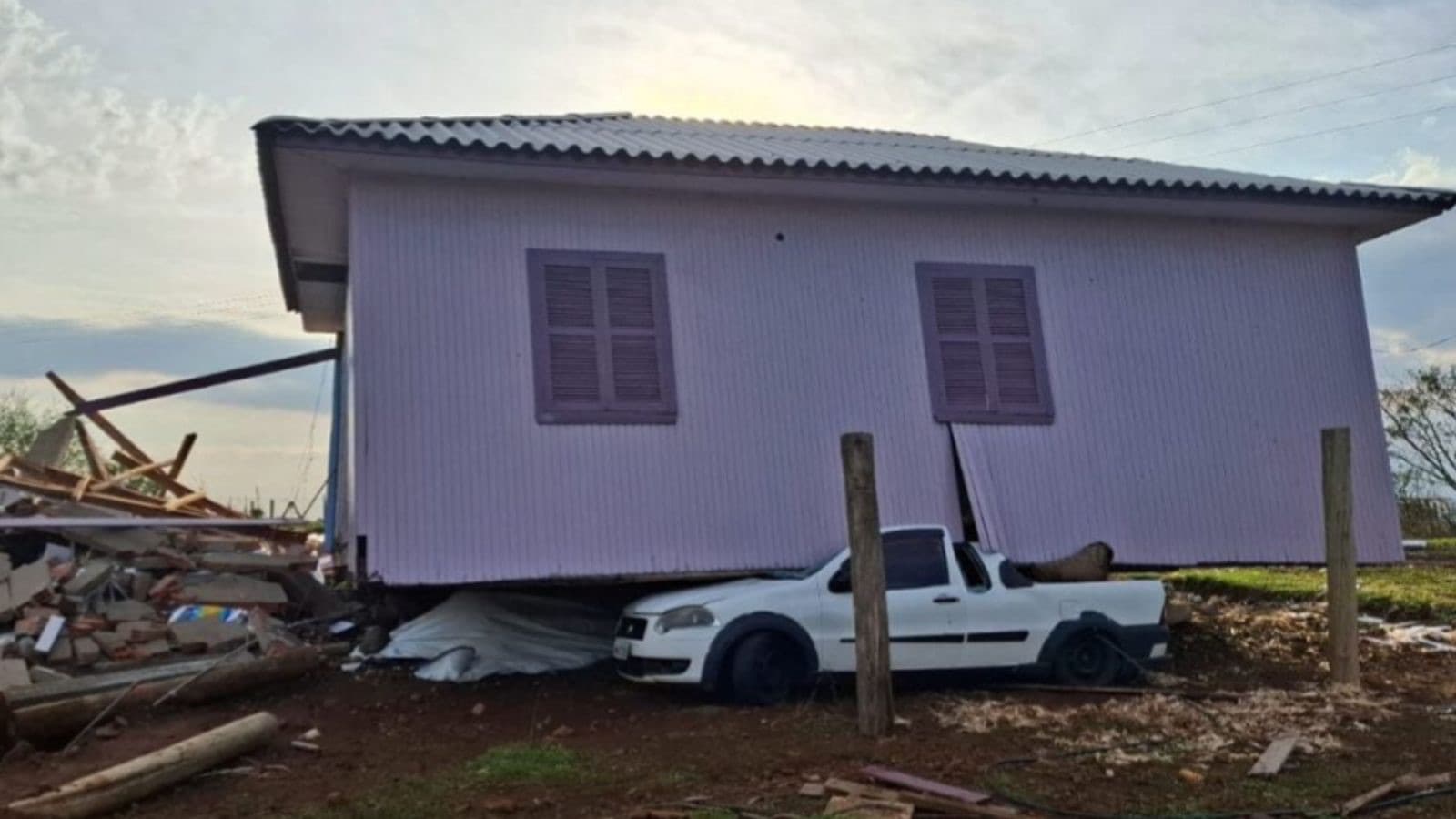 Casa vai parar em cima de carro após forte tempestade em SC