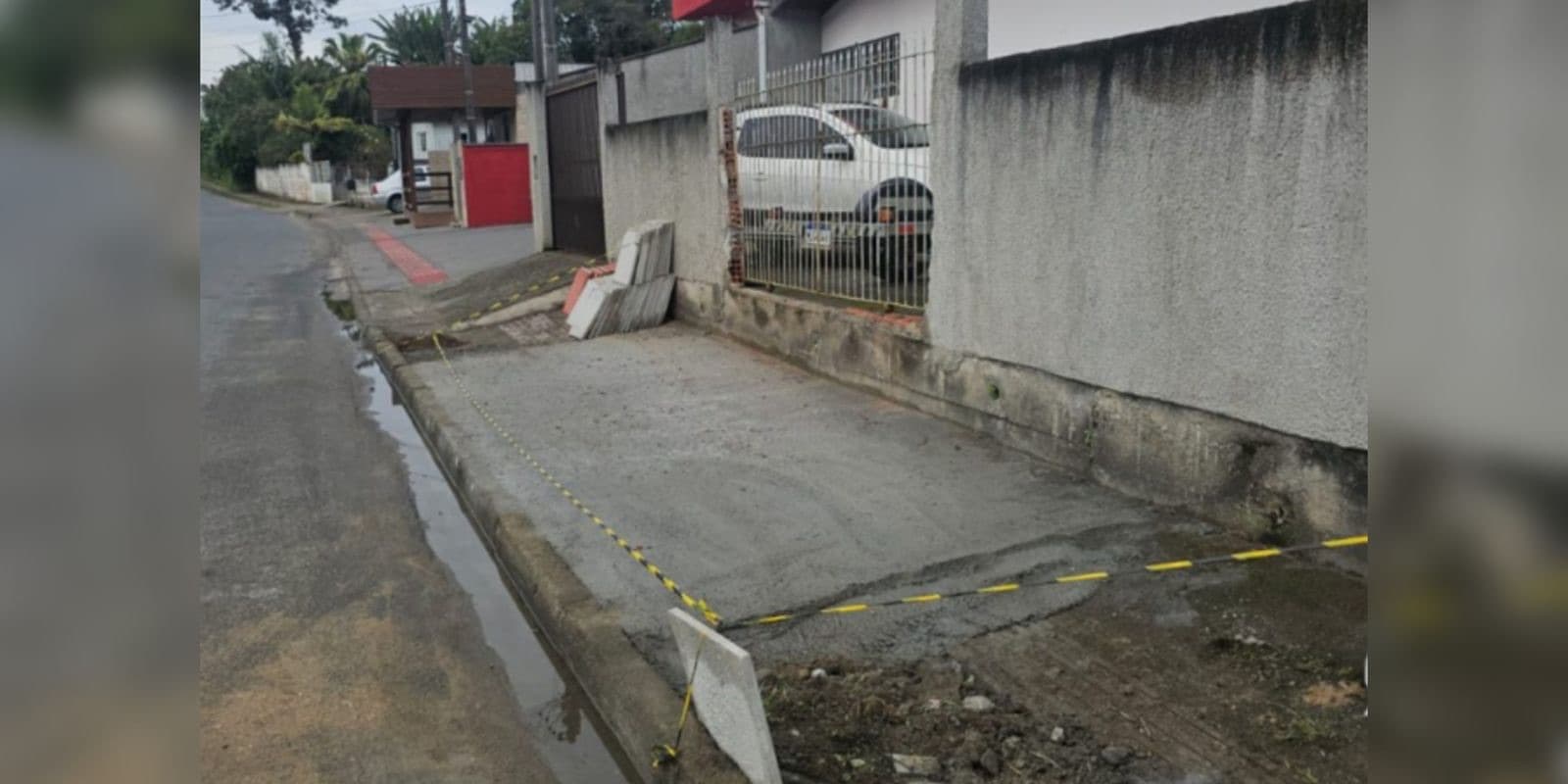 Morador ergue rampa irregular para barrar instalação de abrigo de ônibus em São José