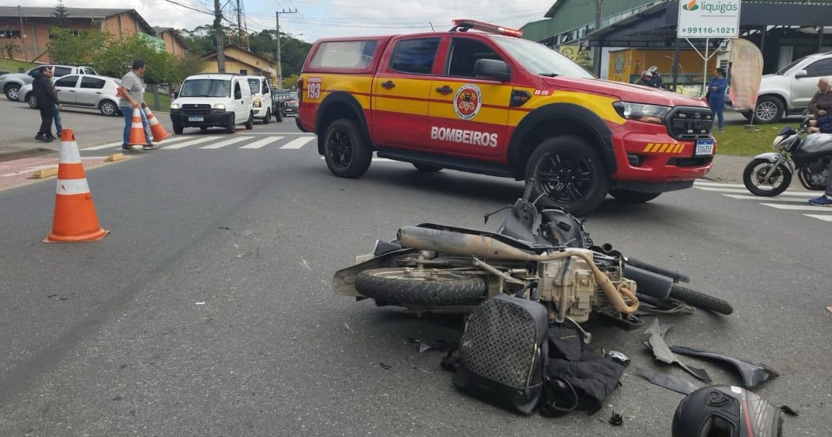 Mulher morre em grave acidente entre moto e caminhão em Blumenau