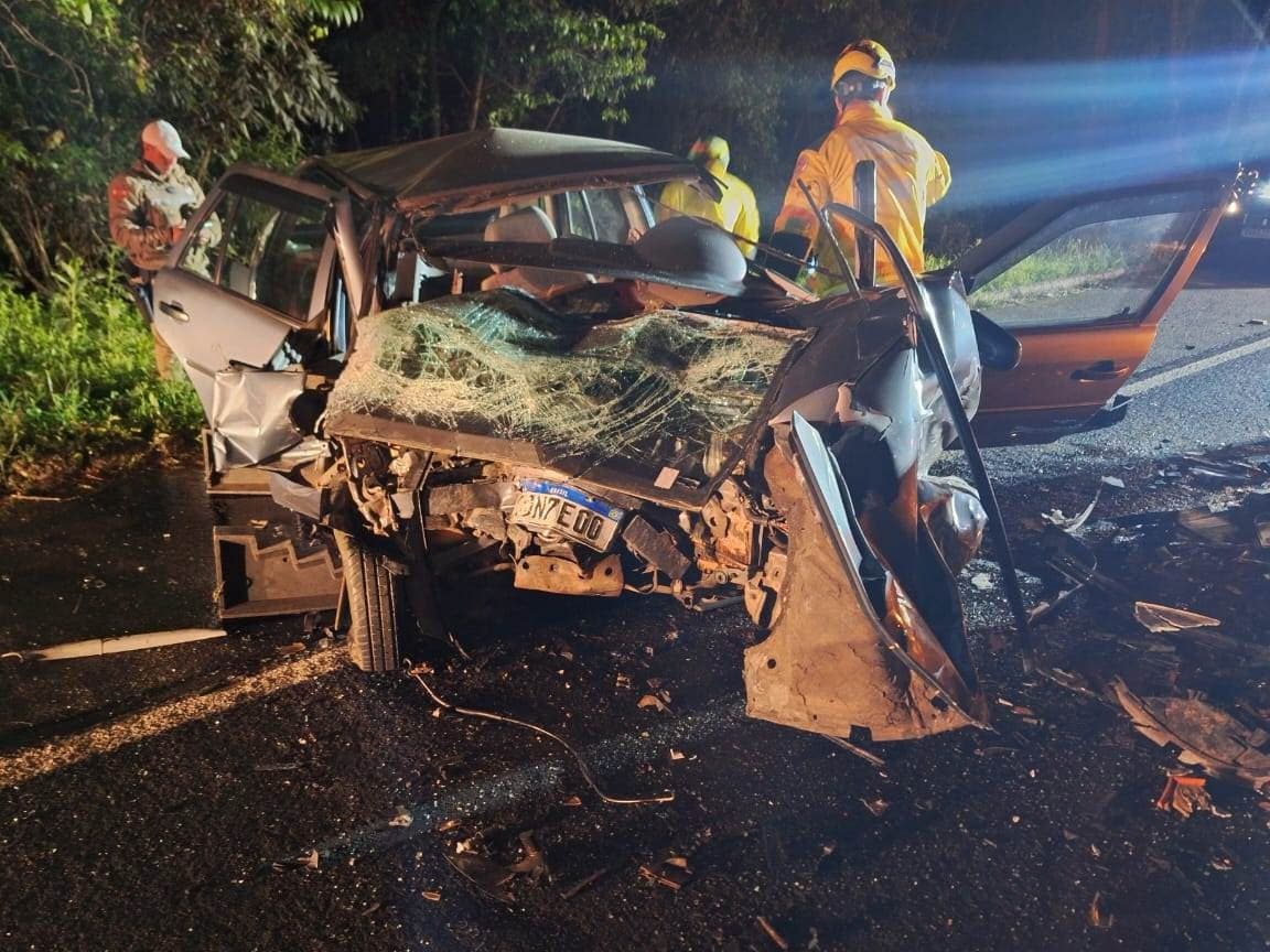 Colisão frontal entre veículos deixa um morto e dois feridos na SC-453
