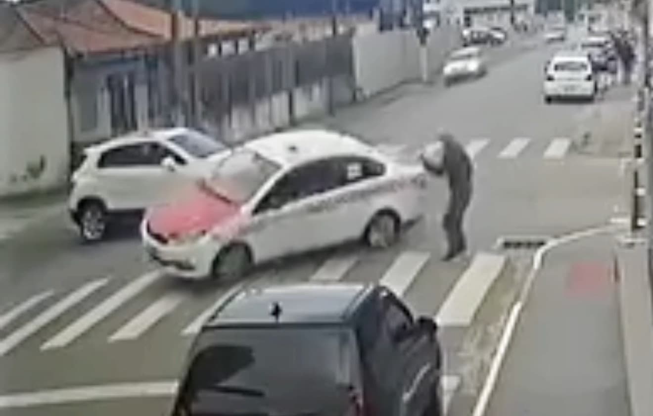 Taxista tenta atravessar rua e quase é atropelado por táxi na Grande Florianópolis