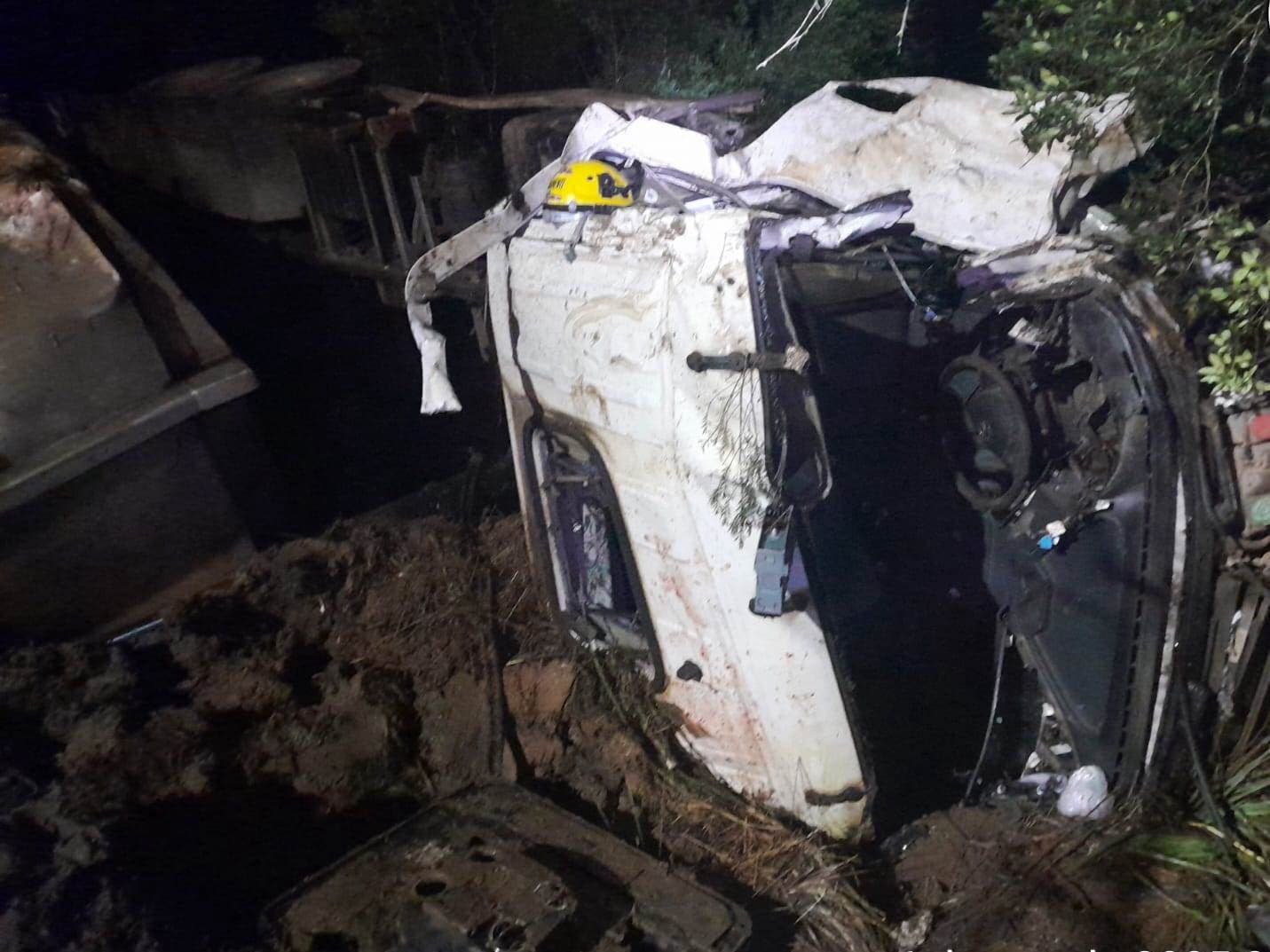 Motorista fica preso nas ferragens após caminhão cair em barranco na SC-464