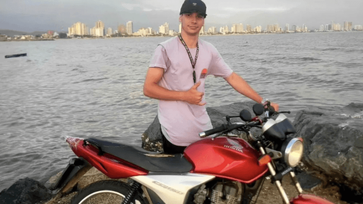 Sonhos interrompidos: jovem motociclista de 20 anos morre em acidente em Blumenau