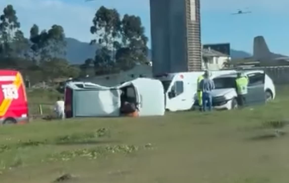 Colisão seguida de capotamento mobiliza socorro na BR-101 em Porto Belo