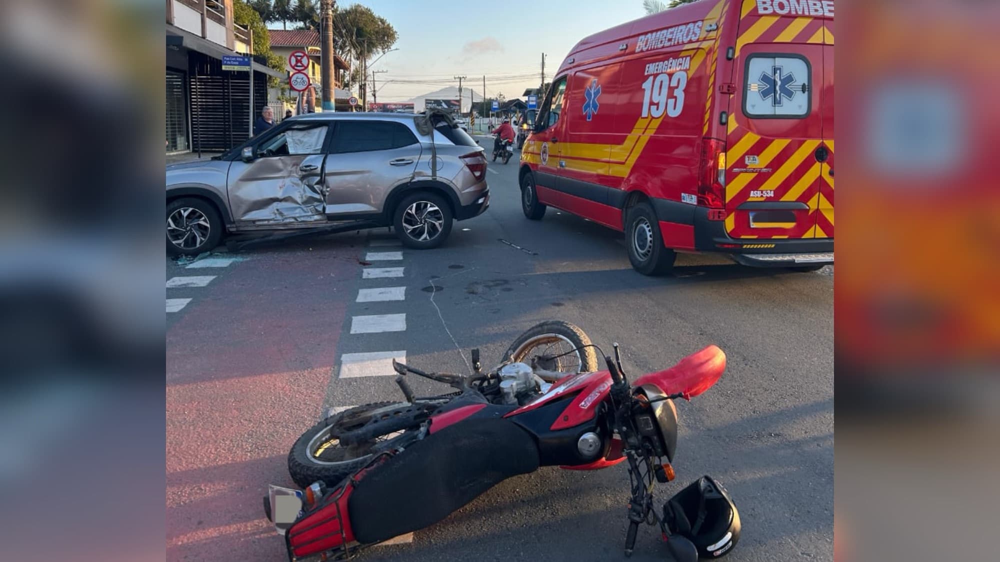 Motociclista fica preso embaixo de carro após colisão em Navegantes