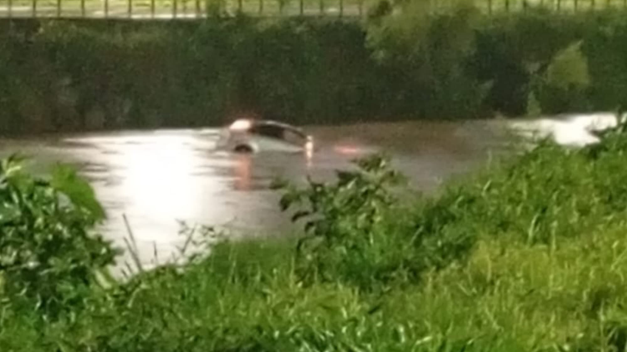Carro despenca em rio de Brusque e motorista escapa por pouco da tragédia