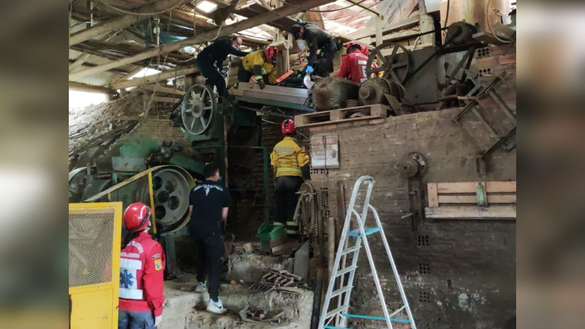 Trabalhador tem pernas esmagadas e mão amputada ao ficar preso em triturador de cerâmica em SC
