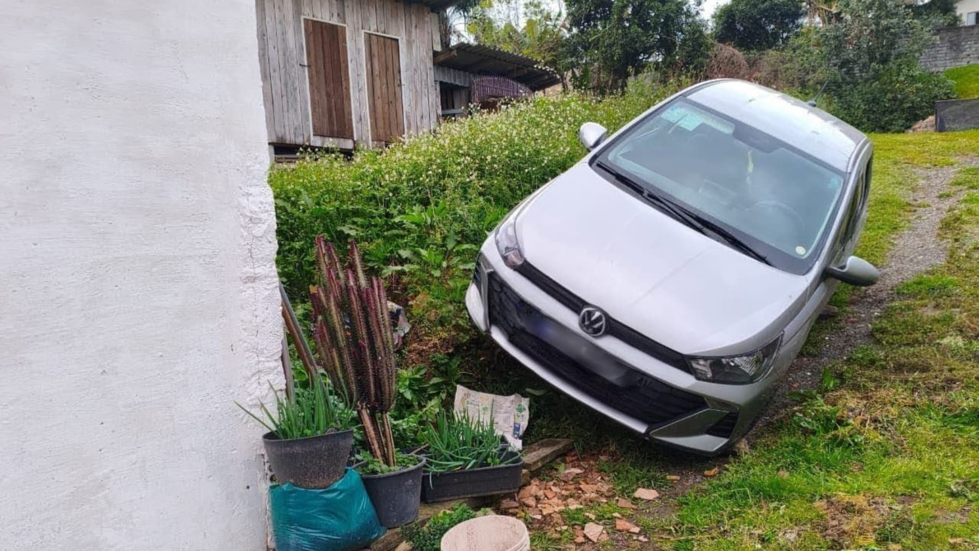 Idosa de 80 anos fica presa em carro prestes a capotar em Taió