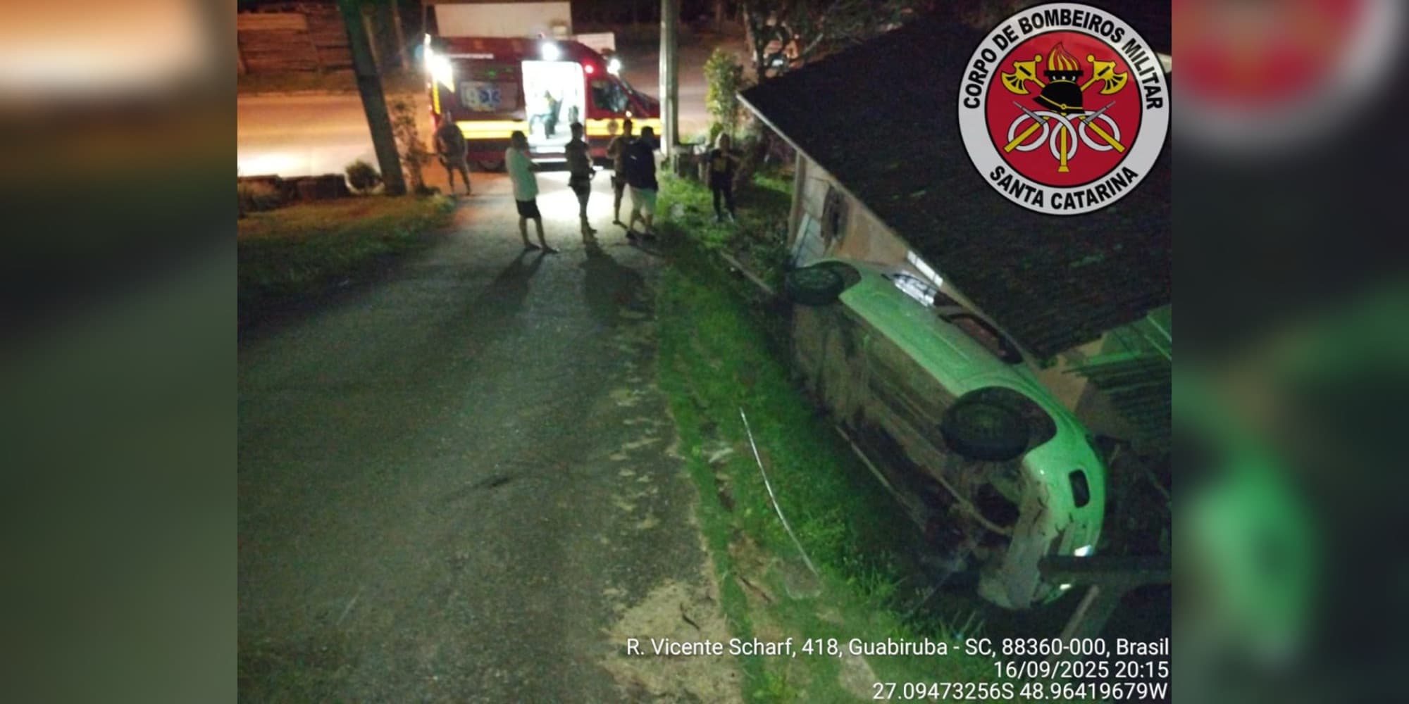 Carro despenca de barranco e capota em Guabiruba; motorista de 23 anos é resgatado