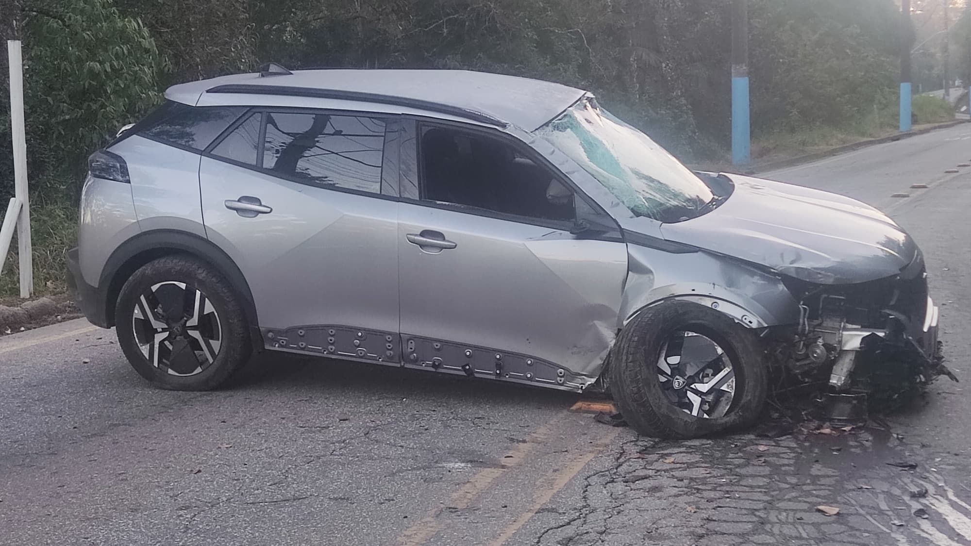 Motorista embriagado e sem habilitação é preso após bater carro em morro de Porto Belo
