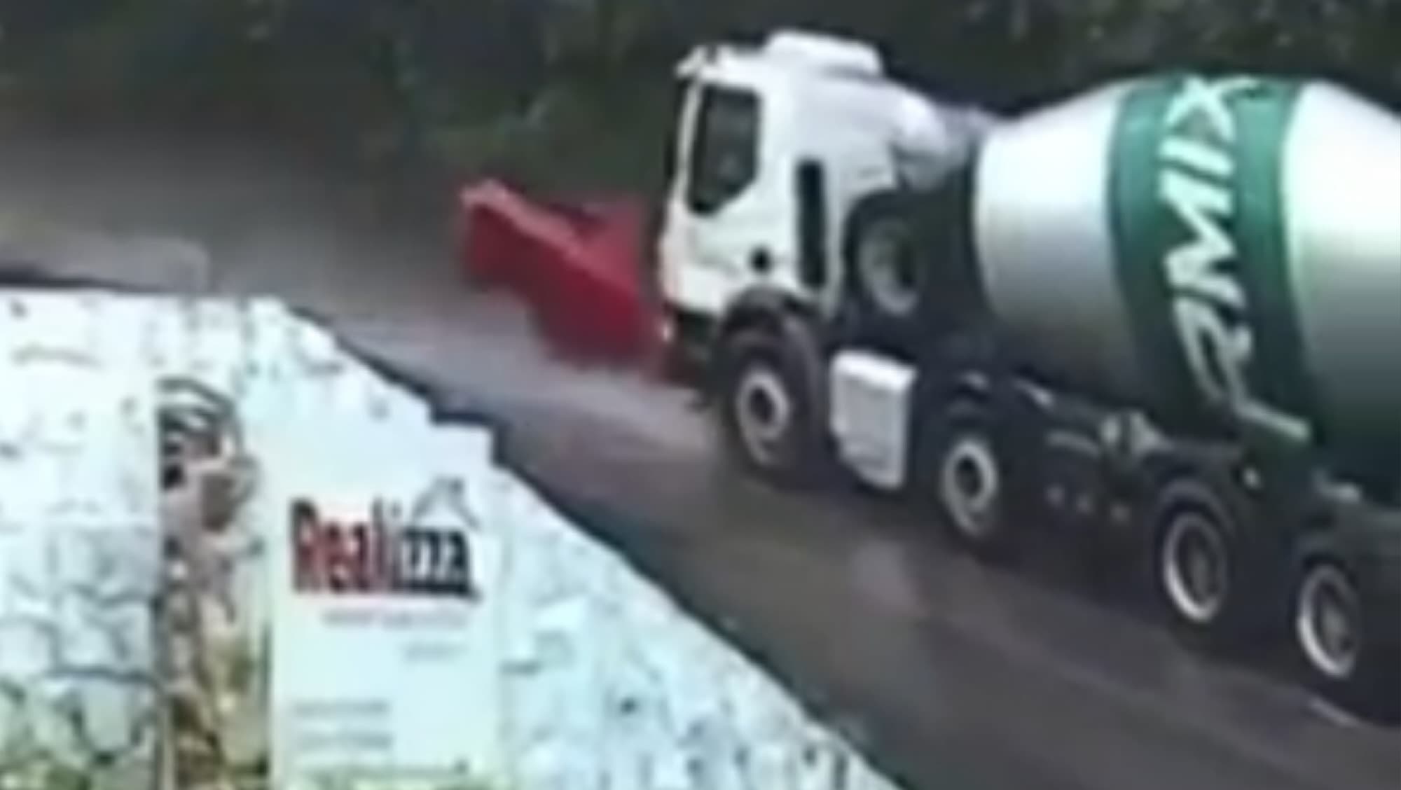 Chuva, pista molhada e tragédia: homem fica preso ás ferragens após bater de frente com caminhão em SC