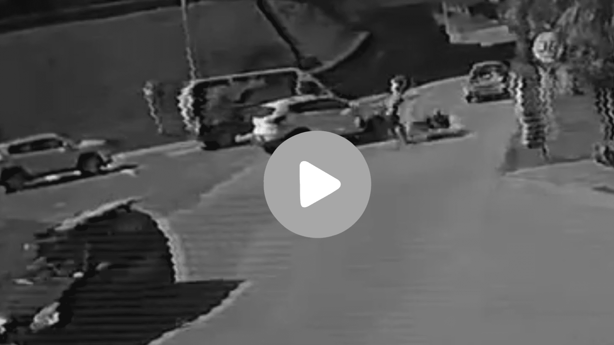 Carro faz ultrapassagem e motociclista “voa” em grave acidente em Penha