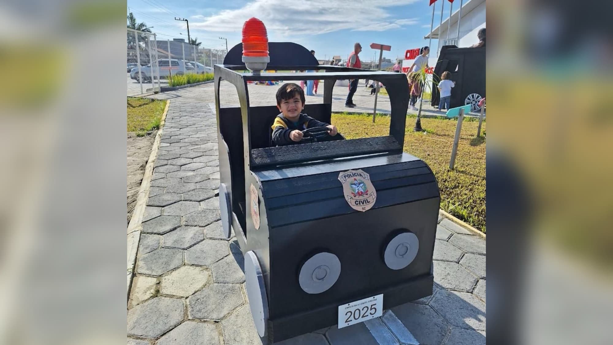 Crianças de creches em Tijucas vivem dia especial com cidade modelo e viatura da Polícia