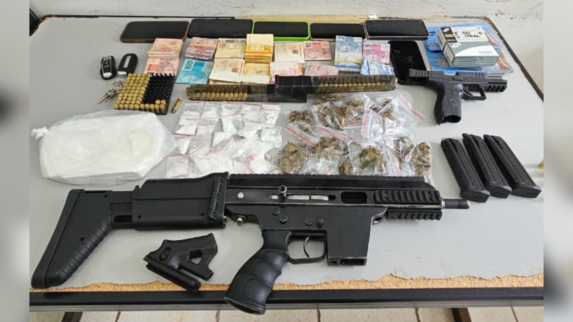 Polícia estoura ponto do tráfico em Joinville e prende seis suspeitos com cocaína e pistolas