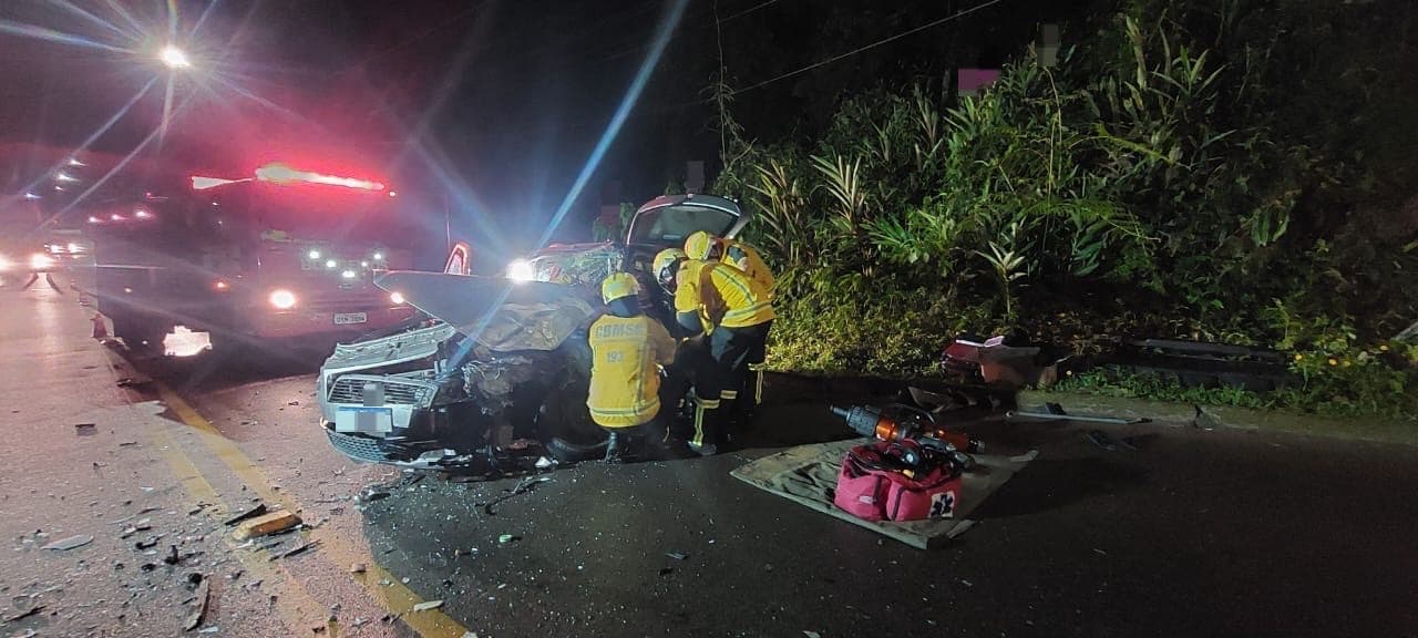 Homem fica preso às ferragens após colisão entre carro e ônibus em Blumenau