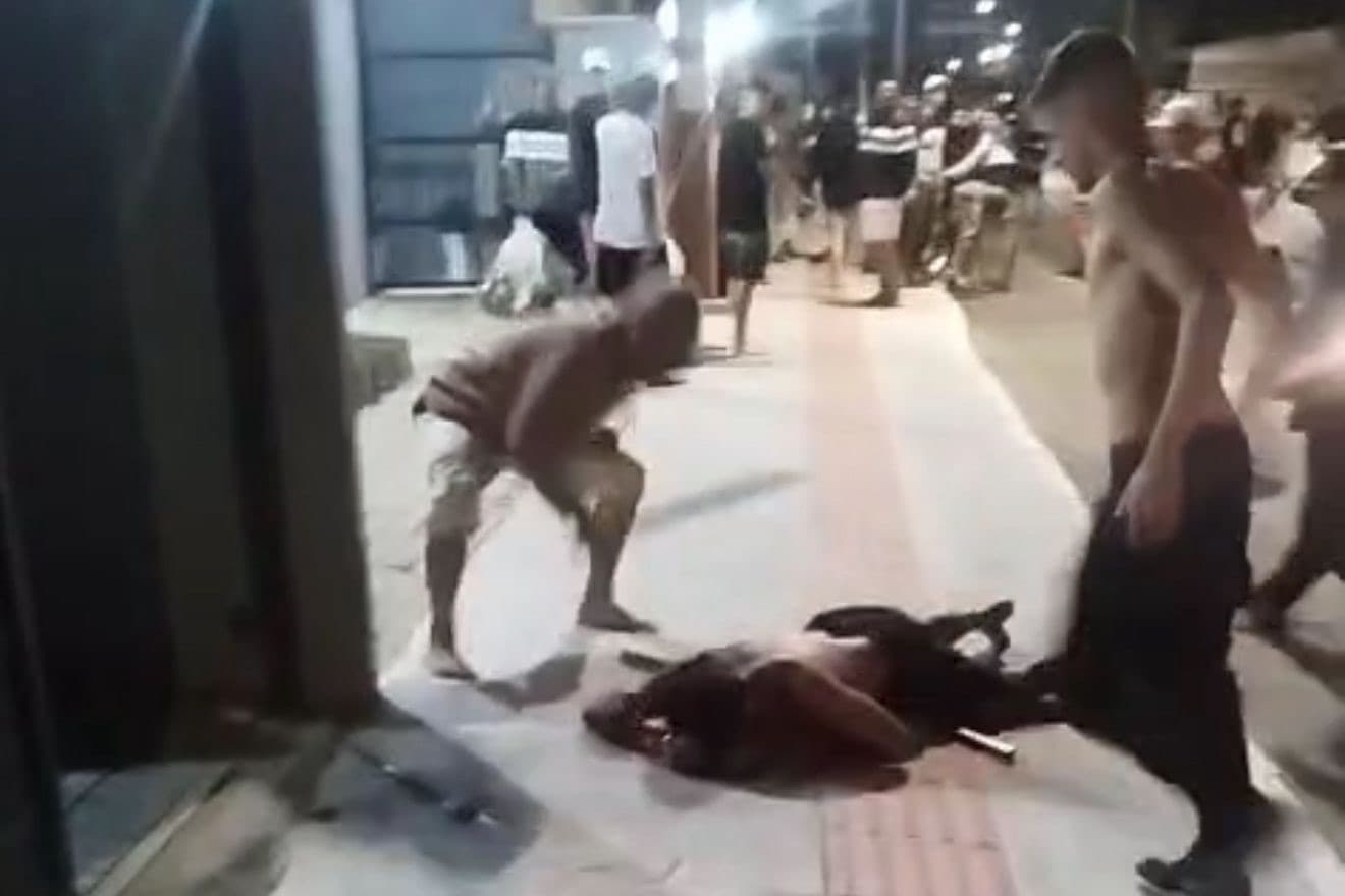 Imagens fortes: acusado de abusar criança em Navegantes é linchado pela população