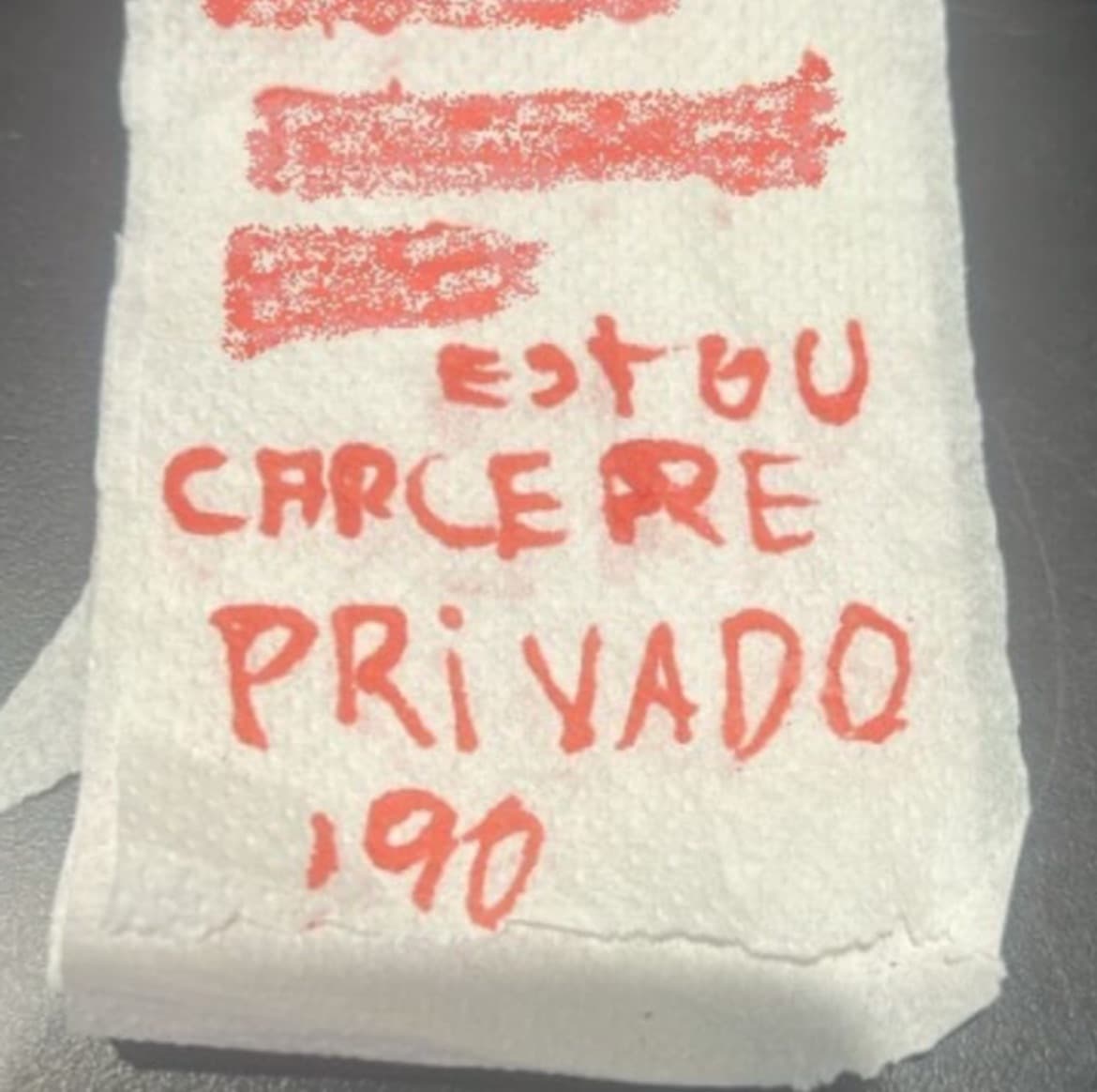 Mulher deixa pedido de socorro em conveniência e é resgatada de cárcere privado em SC