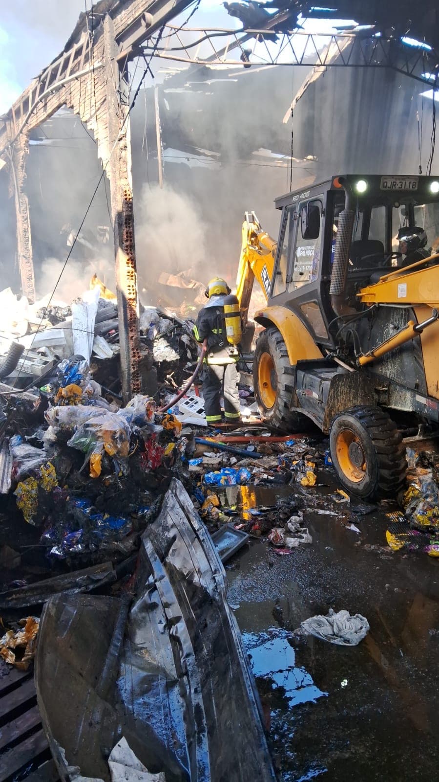 Moradores correm para salvar casas durante incêndio em depósito de recicláveis em Palhoça