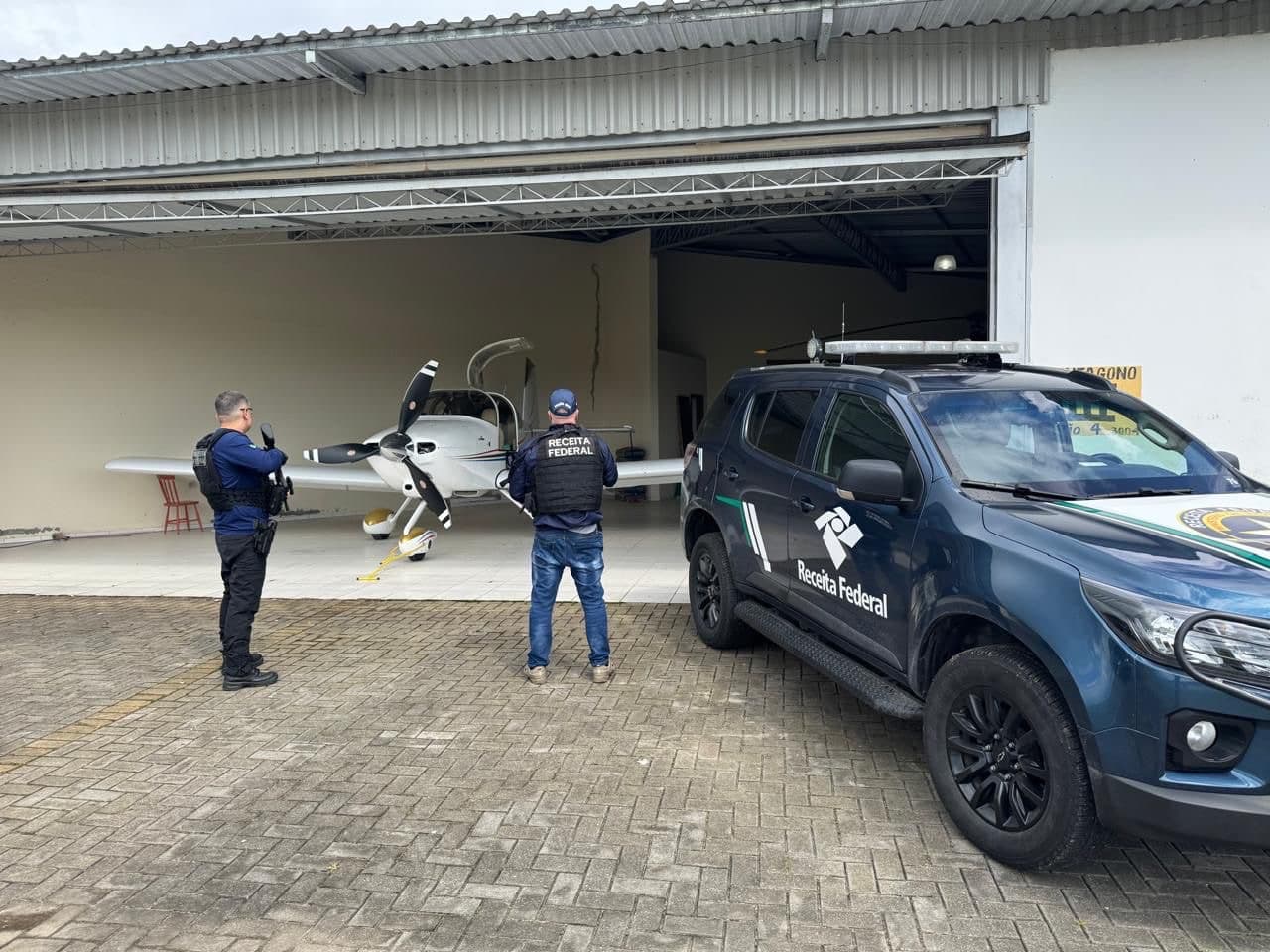 “Acabou o iPhone no precinho”: Piloto é preso com carga milionária em aeroporto de Porto Belo