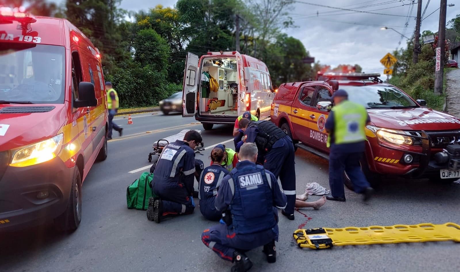 Ciclista é atropelado na faixa de pedestres e fica em estado grave em Blumenau