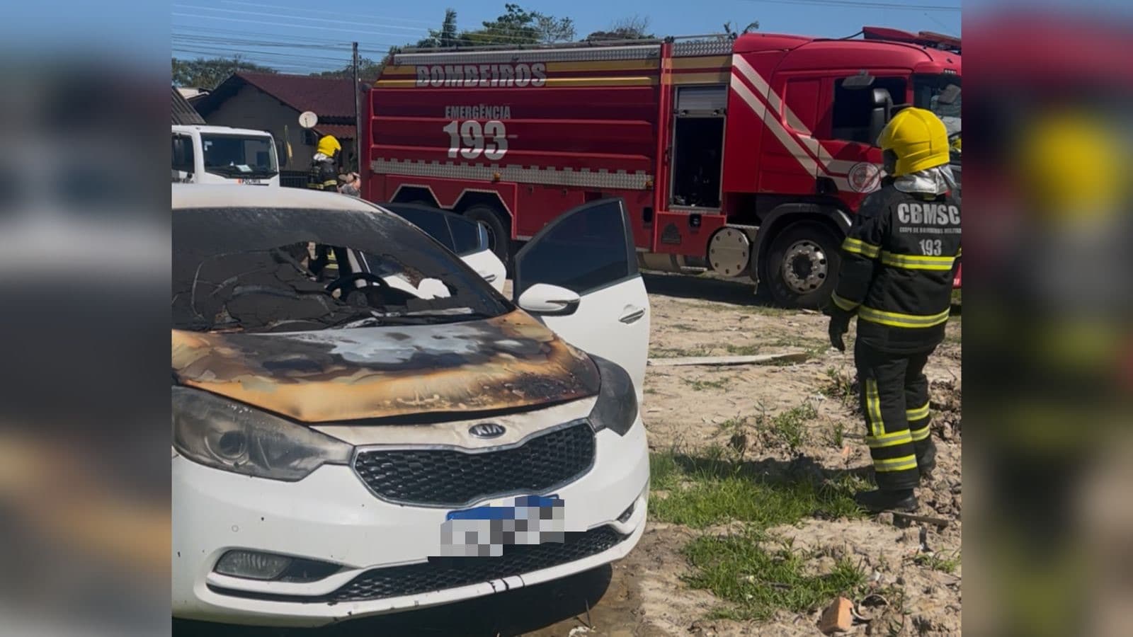 Carro pega fogo ao lado de escola em Penha