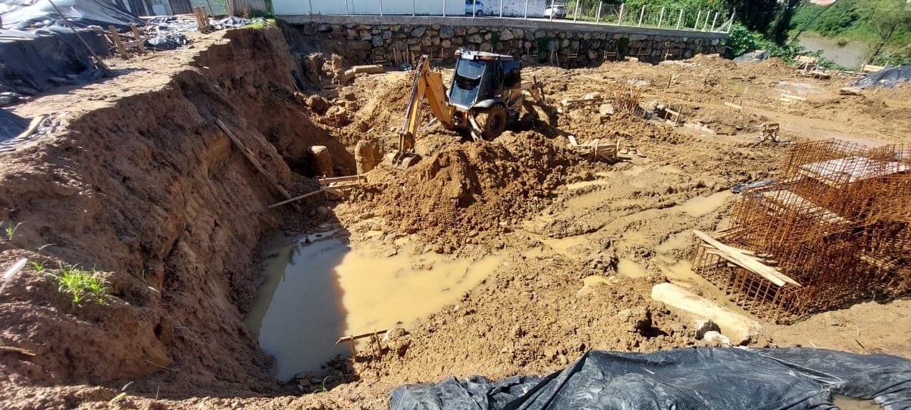 Trabalhador é soterrado durante obra em Blumenau e sobrevive graças a bolsão de ar