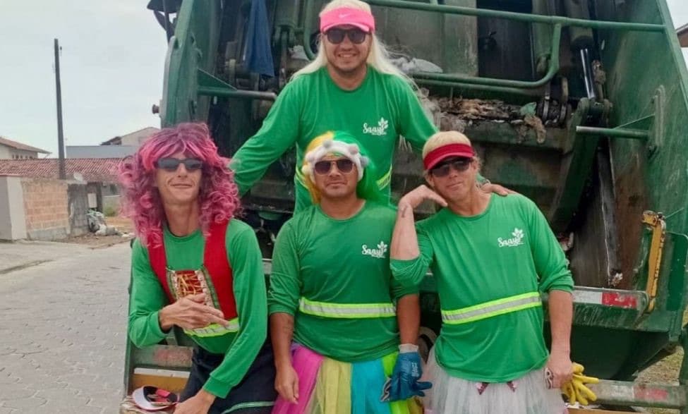 Quarteto de garis transforma coleta de lixo em show de alegria em SC