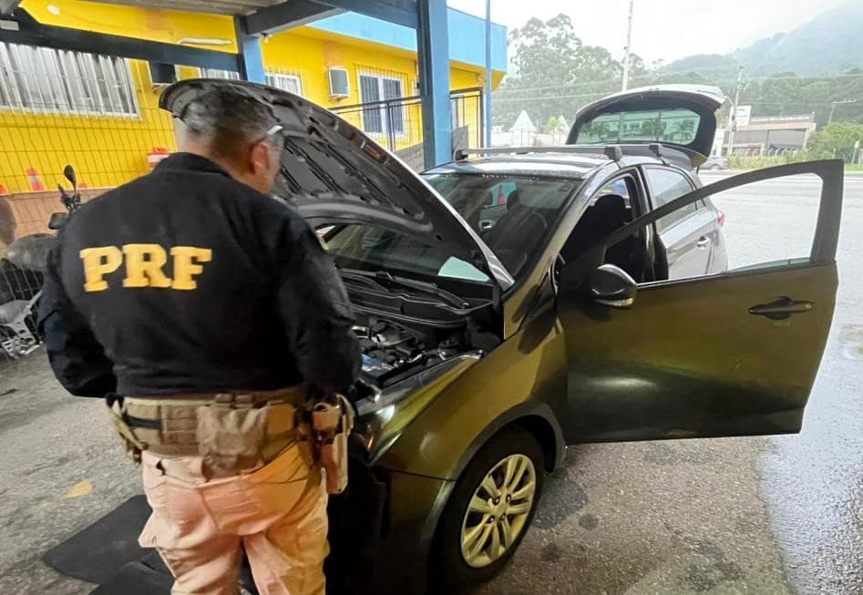 Idoso é preso dirigindo carro roubado e clonado na BR-101 em Itapema