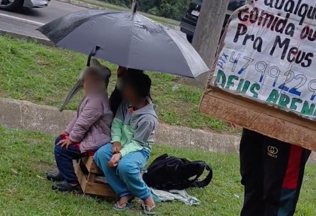Morador se revolta e confronta venezuelano em Palhoça: “não tem vergonha de usar as crianças?”