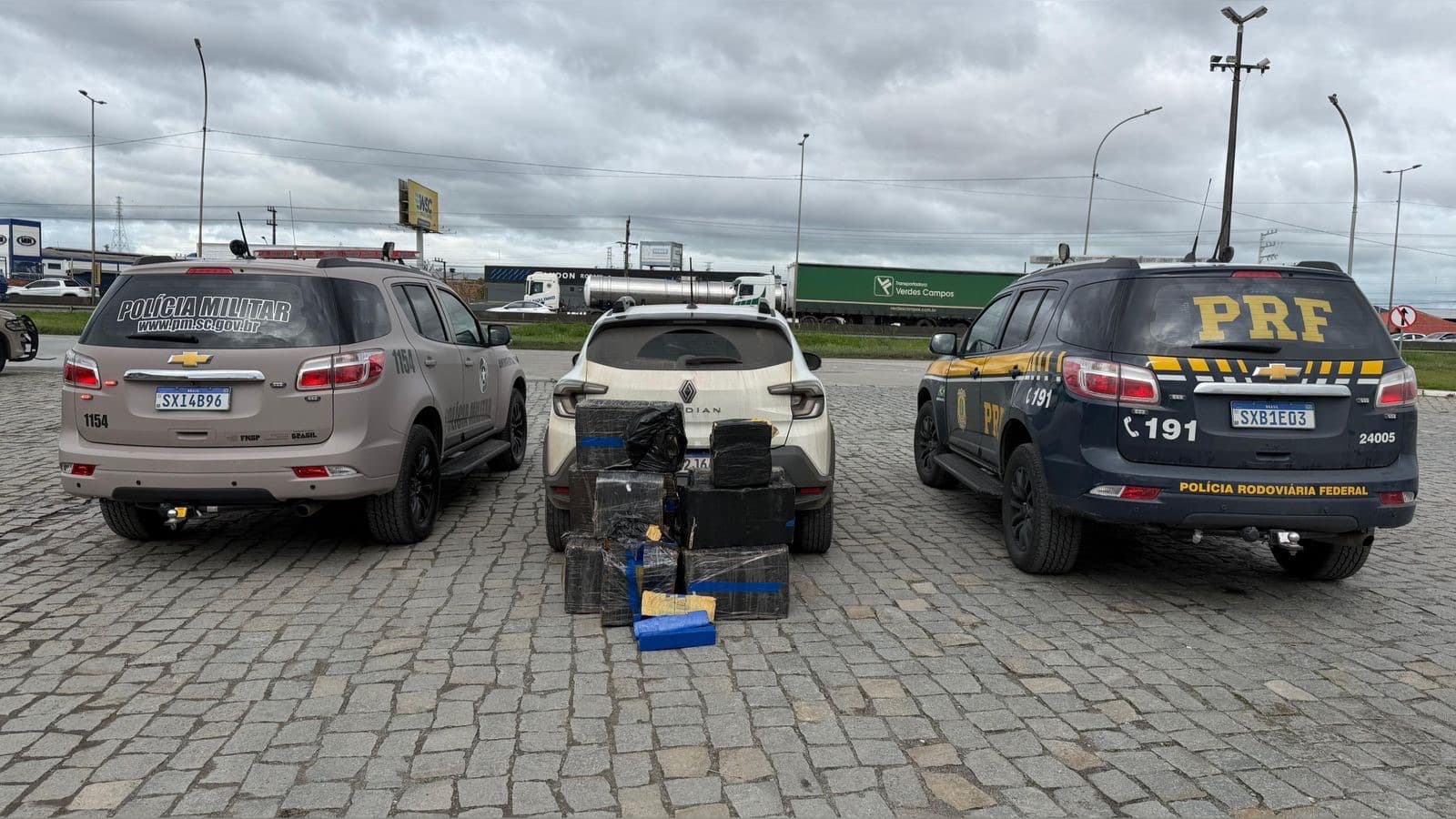 Jovem é preso transportando 250 kg de maconha na BR-101 em Itajaí