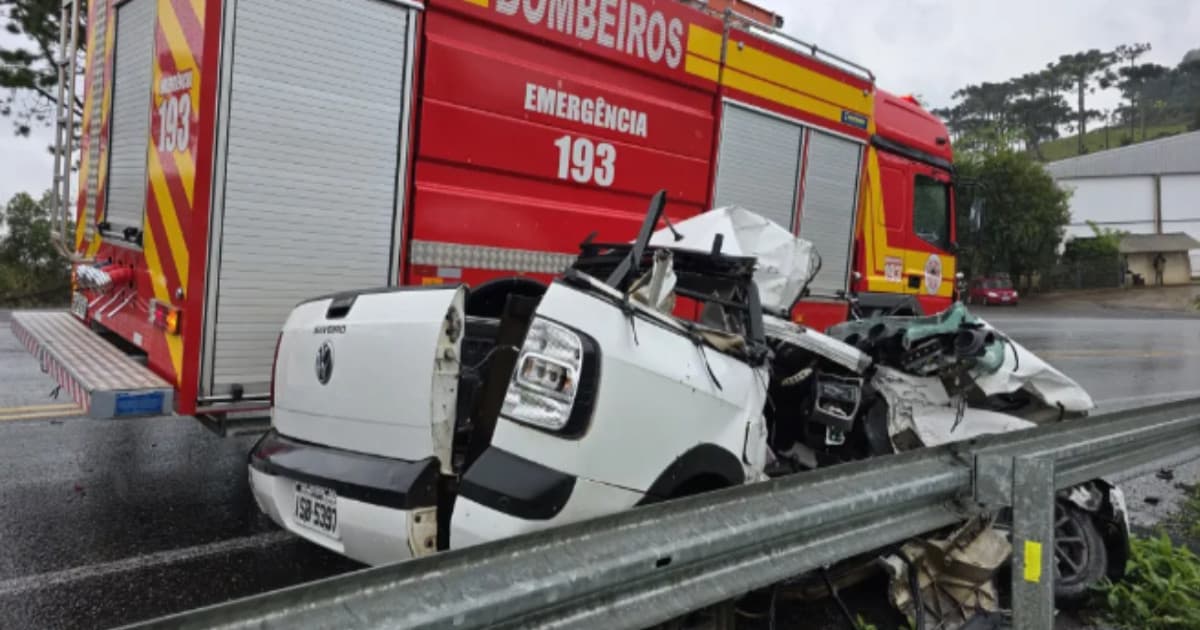Duas pessoas morrem após violenta colisão entre carro e caminhão em SC; acidente registrado há pouco