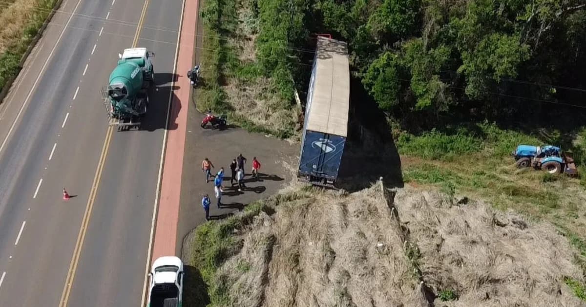 Caminhoneiro sofre mal súbito ao volante e morre em acidente grave em rodovia de SC