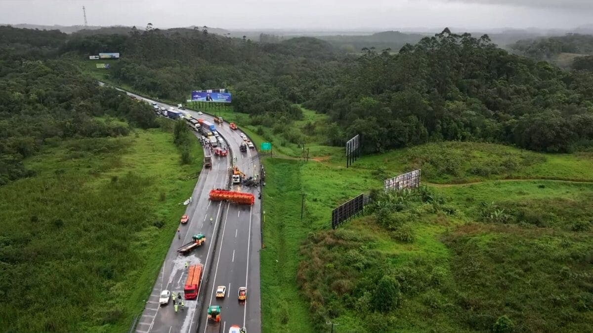 Acidente com caminhões provoca fila quilométrica e interdição total da BR-101 em Joinville