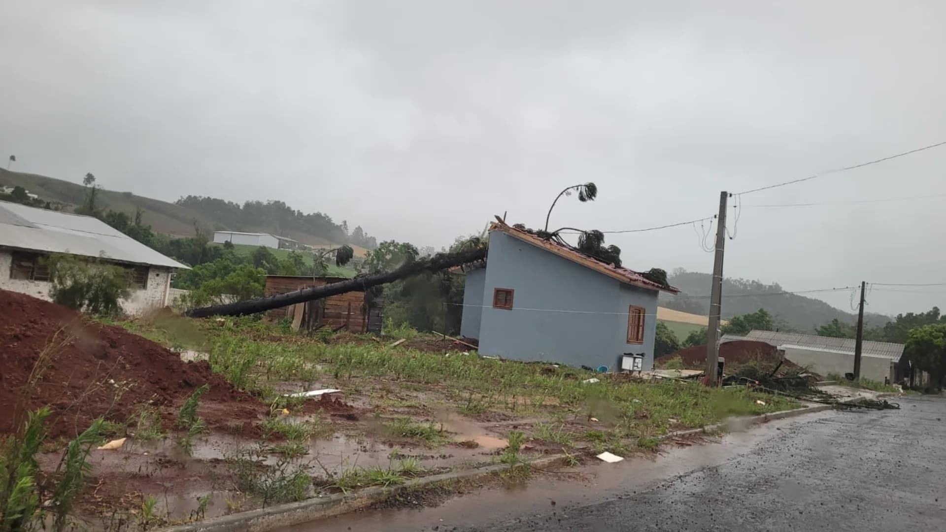 Rajadas violentas deixam rastro de destruição em cidades do Oeste de SC