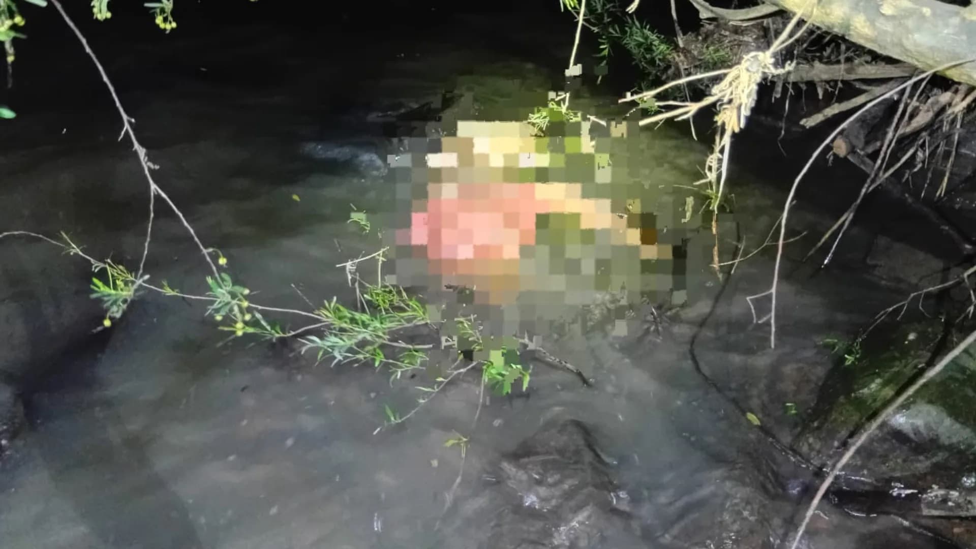 Corpo é encontrado boiando em rio durante a noite; polícia investiga causa da morte