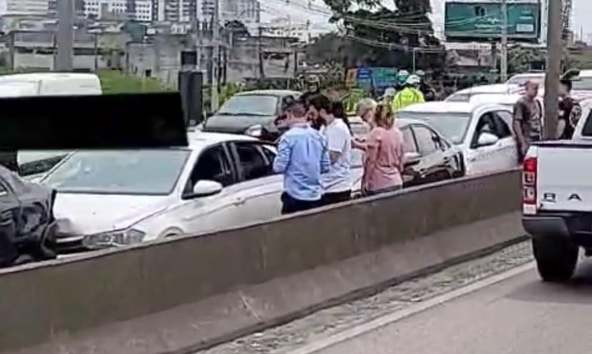 “Sextou”: engavetamento com 10 carros é registrado na BR-101 em São José