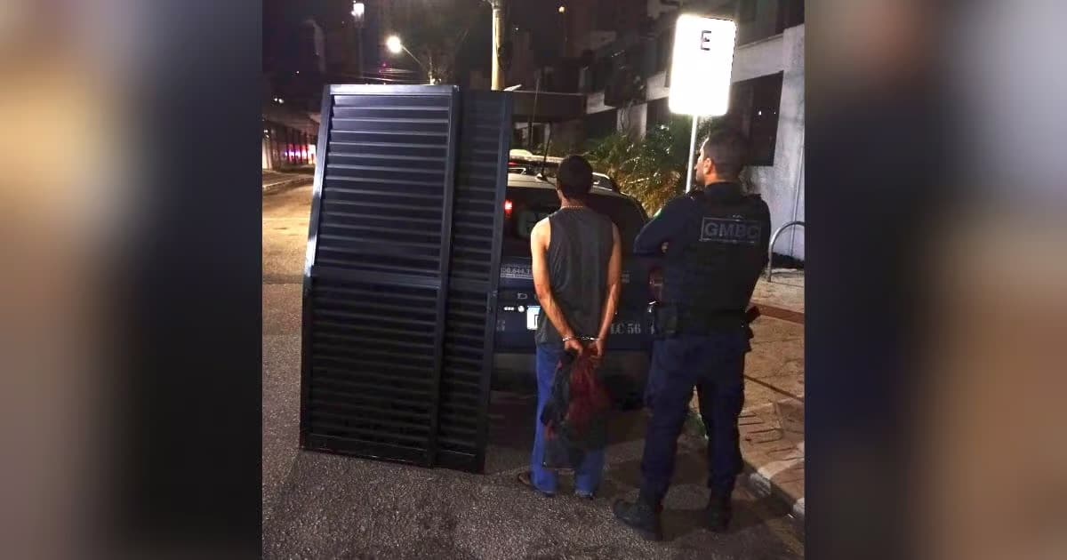 Flagrado carregando portões de alumínio, homem é preso em BC