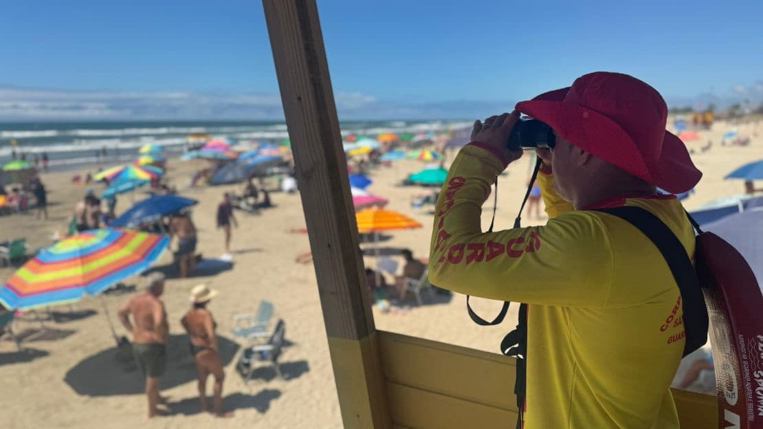 Guarda-vidas de folga salva jovem arrastado por correnteza em Florianópolis