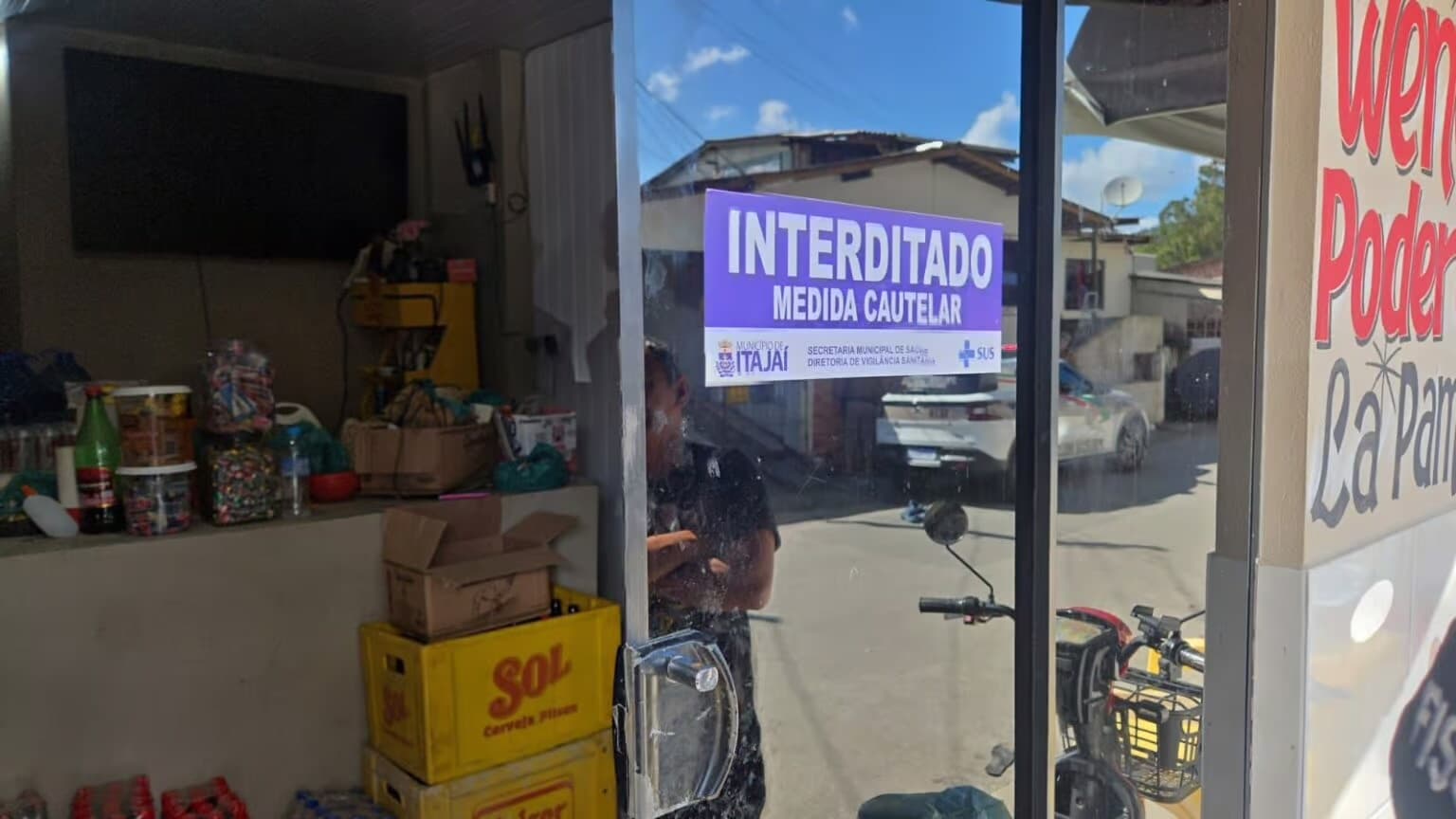 Mini-mercado é fechado em Itajaí por vender produtos vencidos e comprar alimentos de moradores de rua