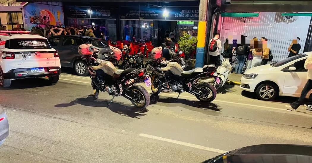 Bares são interditados após operação em frente à faculdade no Centro de Itajaí