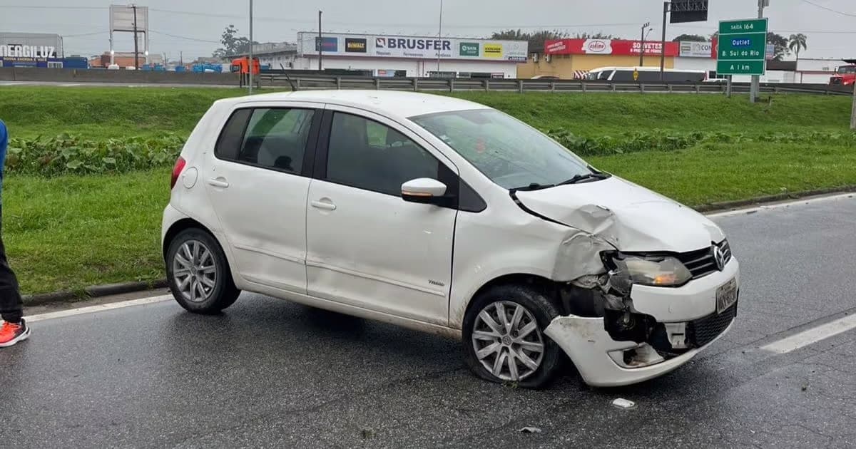 Mulher bate carro em poste na marginal da BR-101 em Tijucas