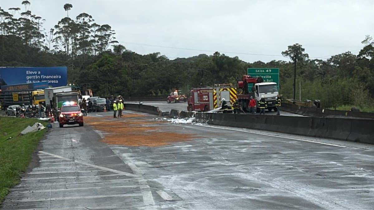 BR-101 é liberada após mais de nove horas de interdição em Joinville