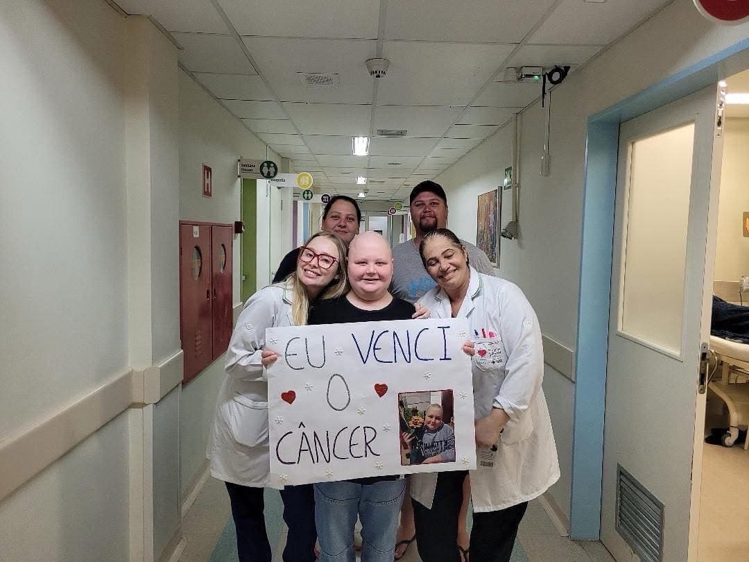 Menino vence o câncer e celebra a vida em SC