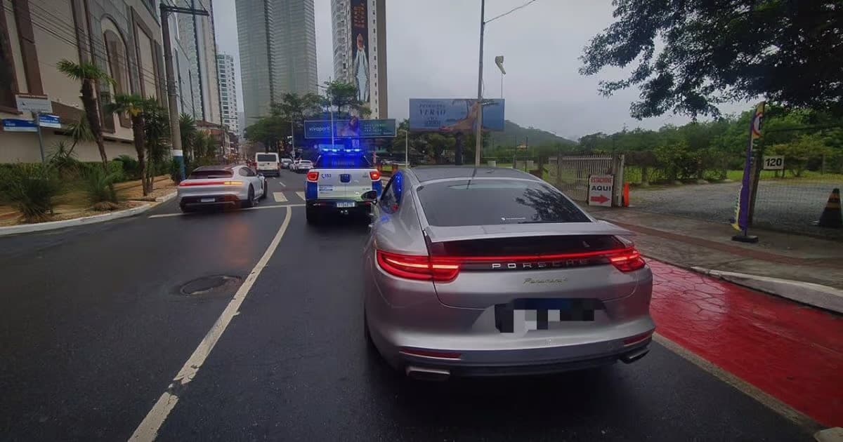 Porsche é removida em Balneário Camboriú com mais de R$7 mil em débitos durante blitz