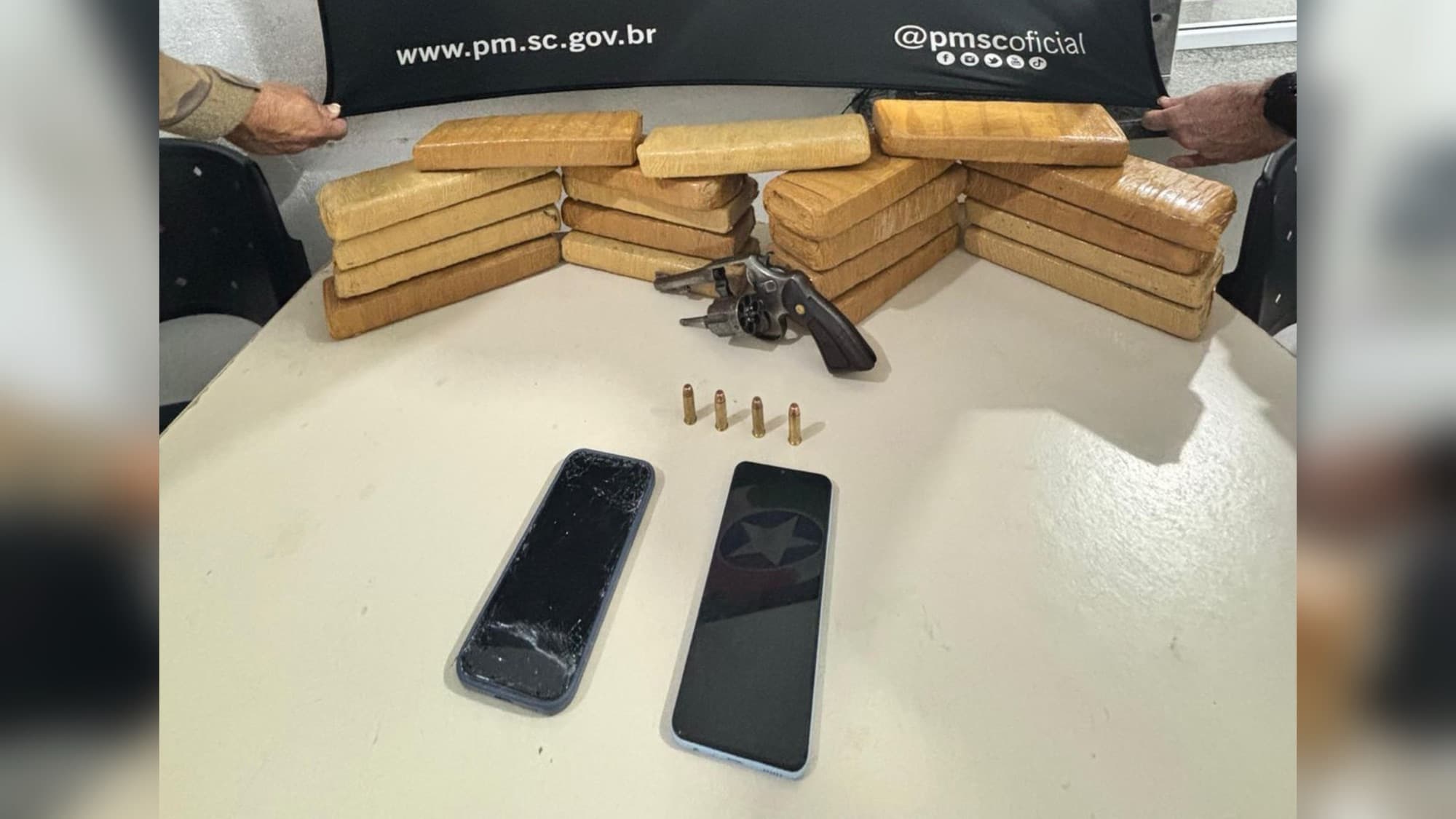 PM flagra trio com revólver e quase 10 kg de maconha em Itapema